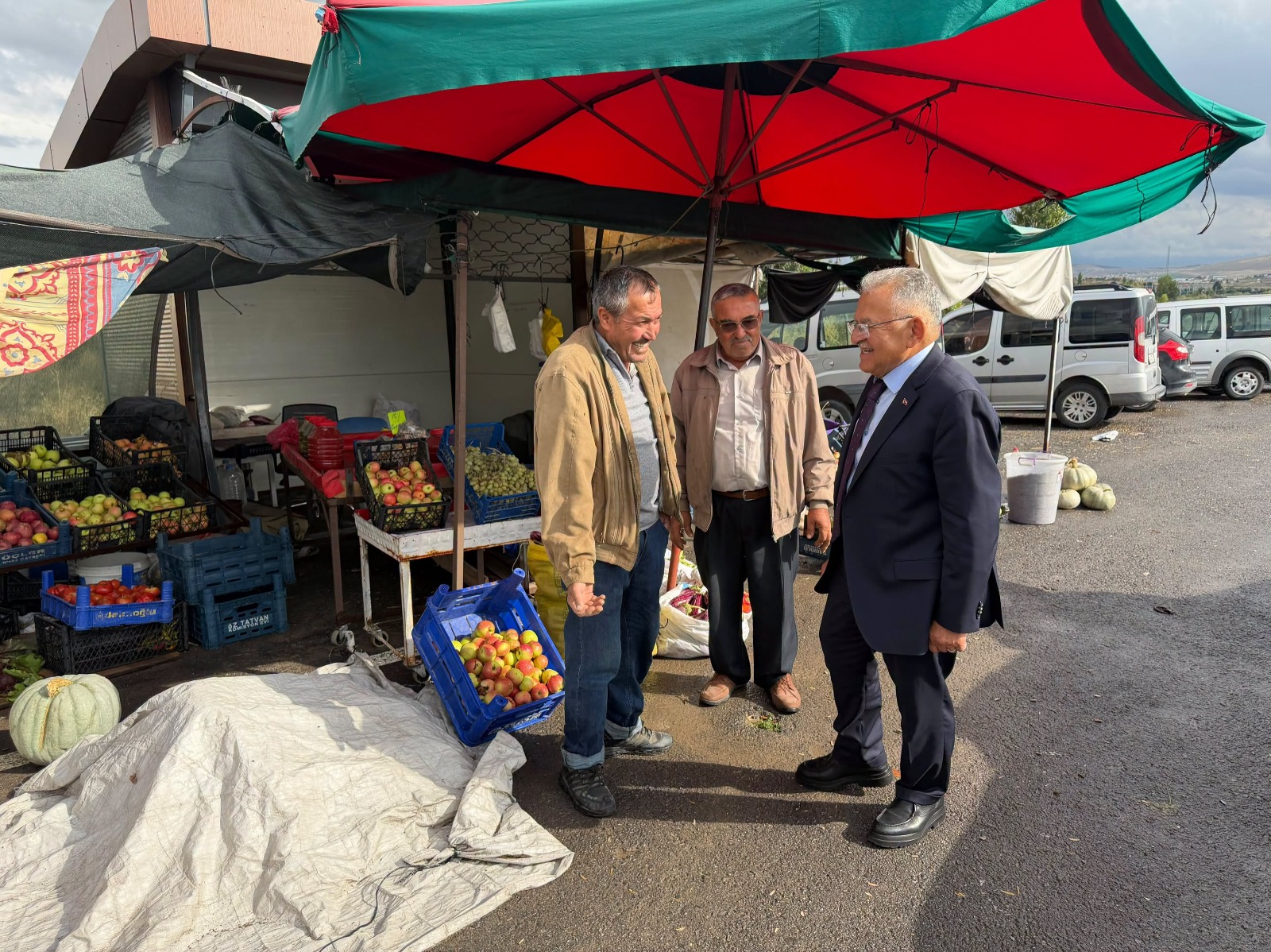 Başkan Büyükkılıç, Kayseri’nin yöresel ürünler satış merkezini ziyaret etti
