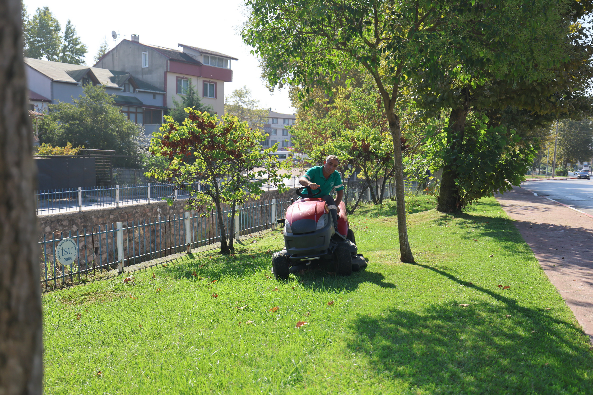 Derince’de park ve yeşil alanlarda yenileme çalışmaları sürüyor