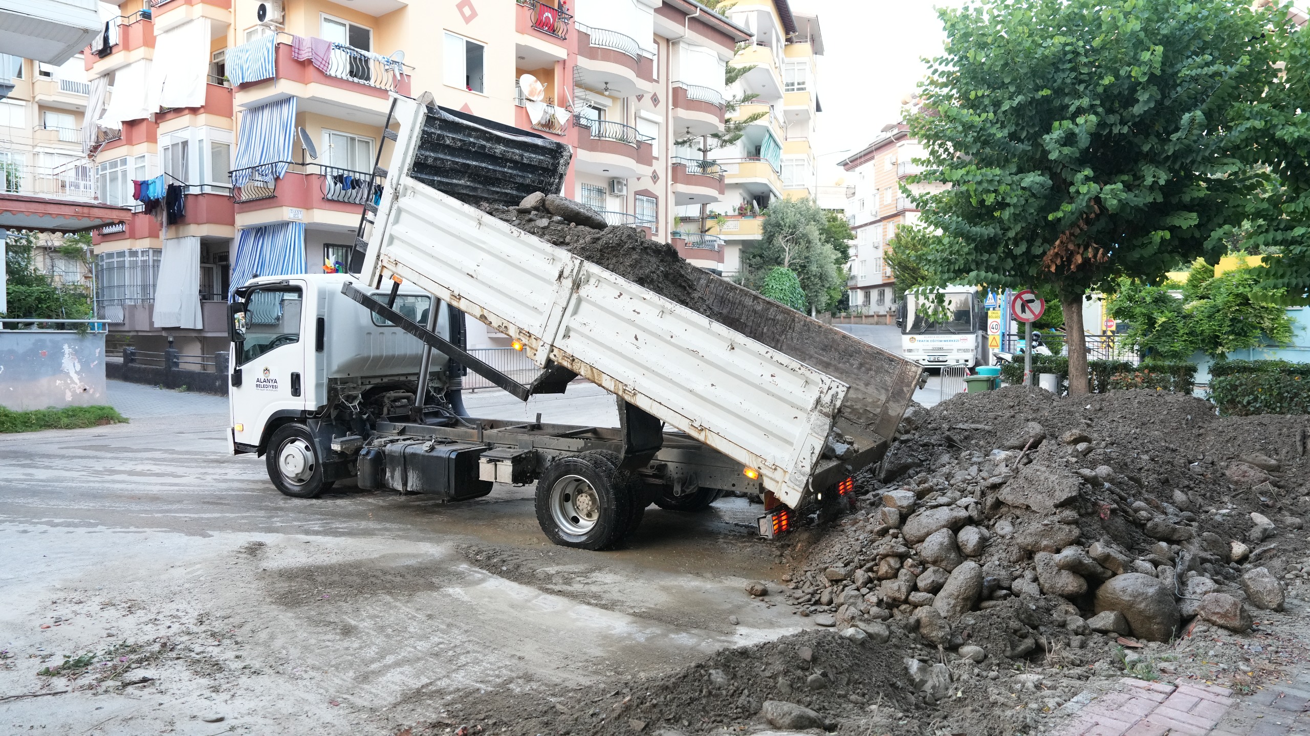 Alanya’da kış sezonu öncesi Hacet Deresi’nde temizlik çalışması