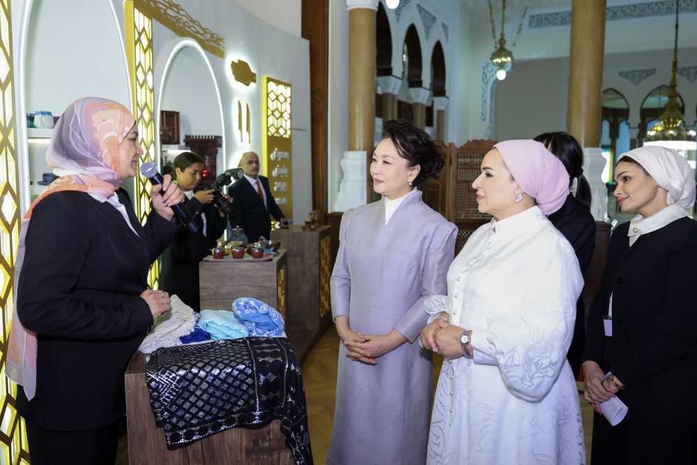 Peng Liyuan Mısır Cumhurbaşkanı’nın eşi Entissar Amer ile çay sohbetinde buluştu