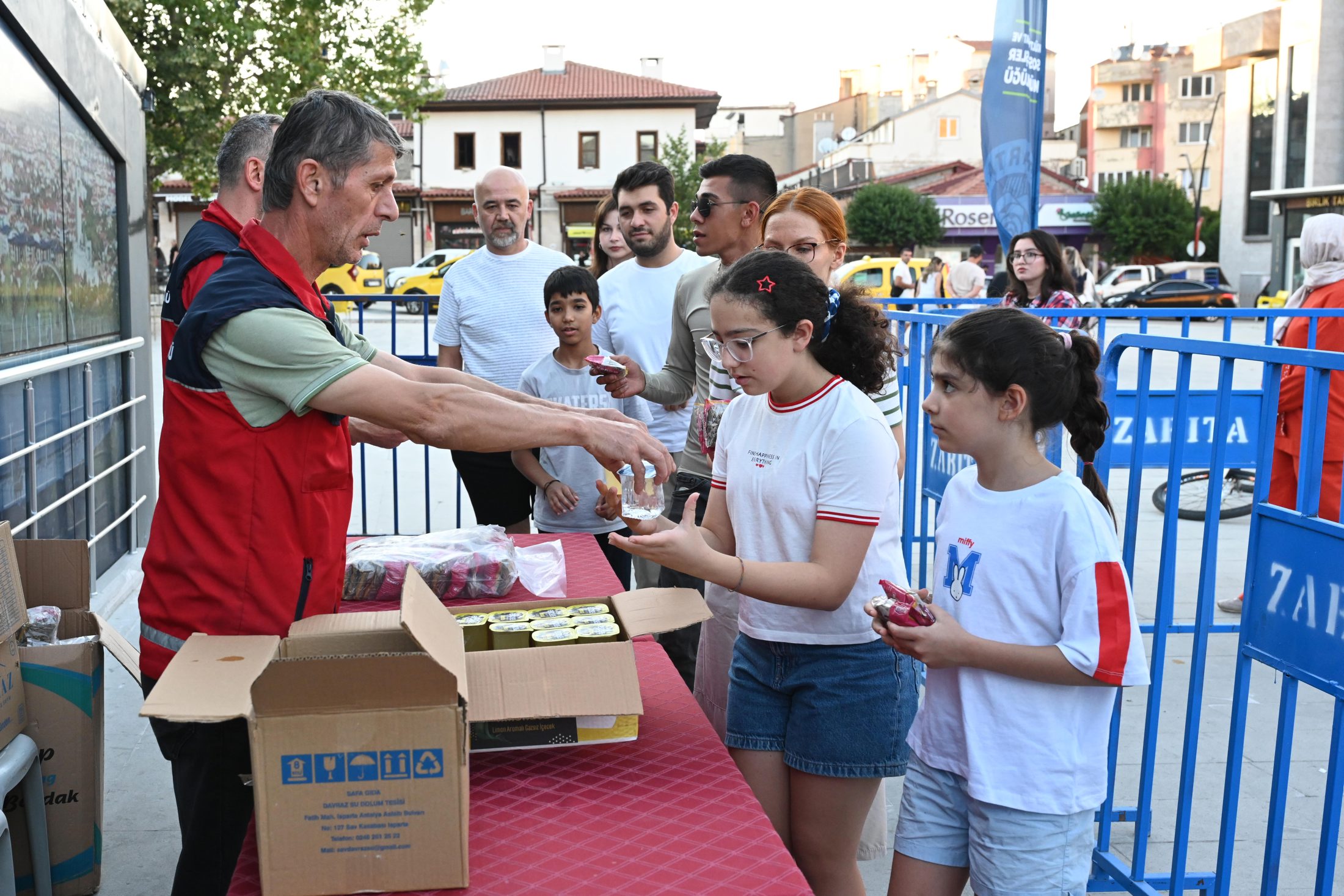 Isparta’da Filenin Sultanları’nın şampiyonluk maçı dev ekrandan izlendi