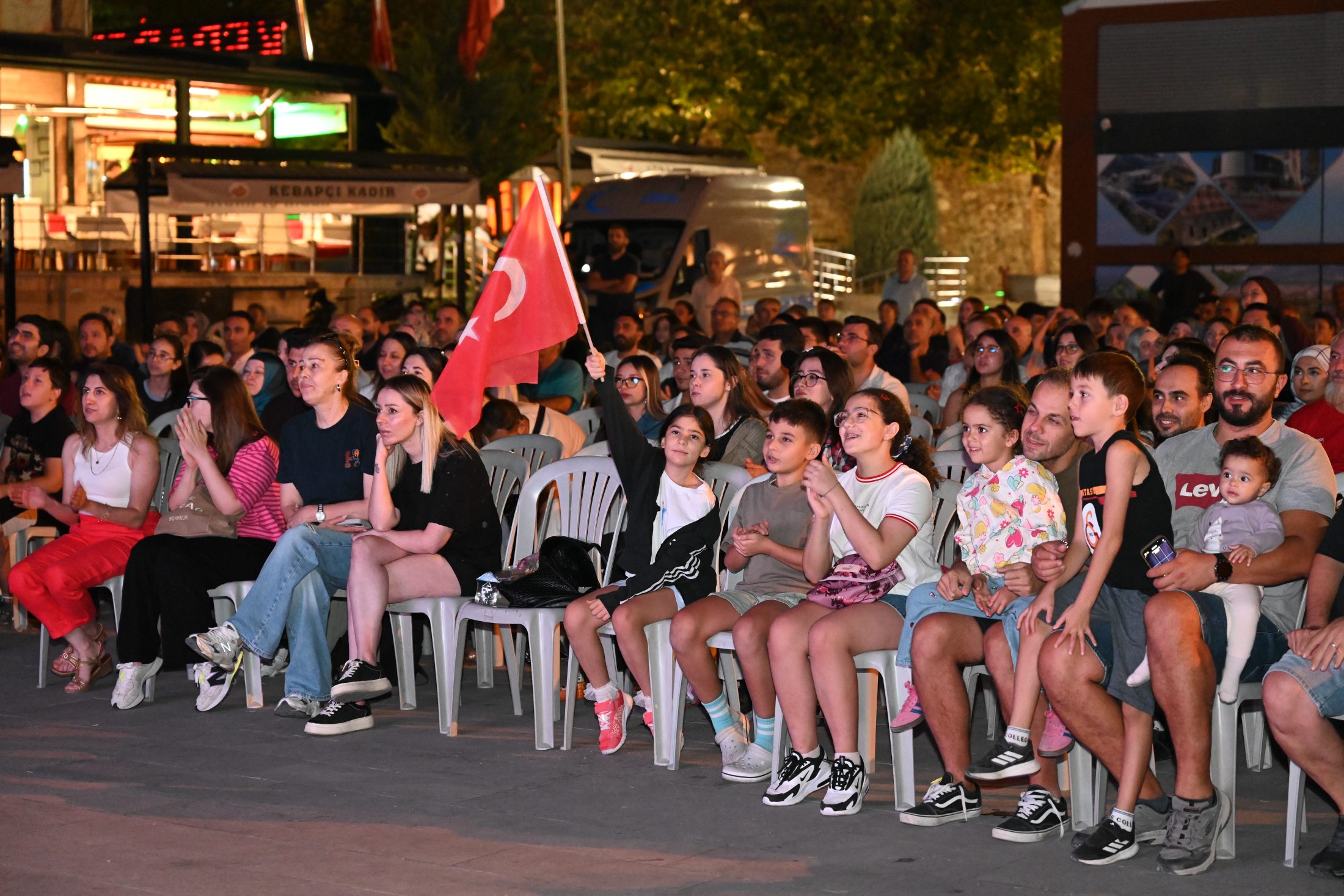 Isparta’da Filenin Sultanları’nın şampiyonluk maçı dev ekrandan izlendi