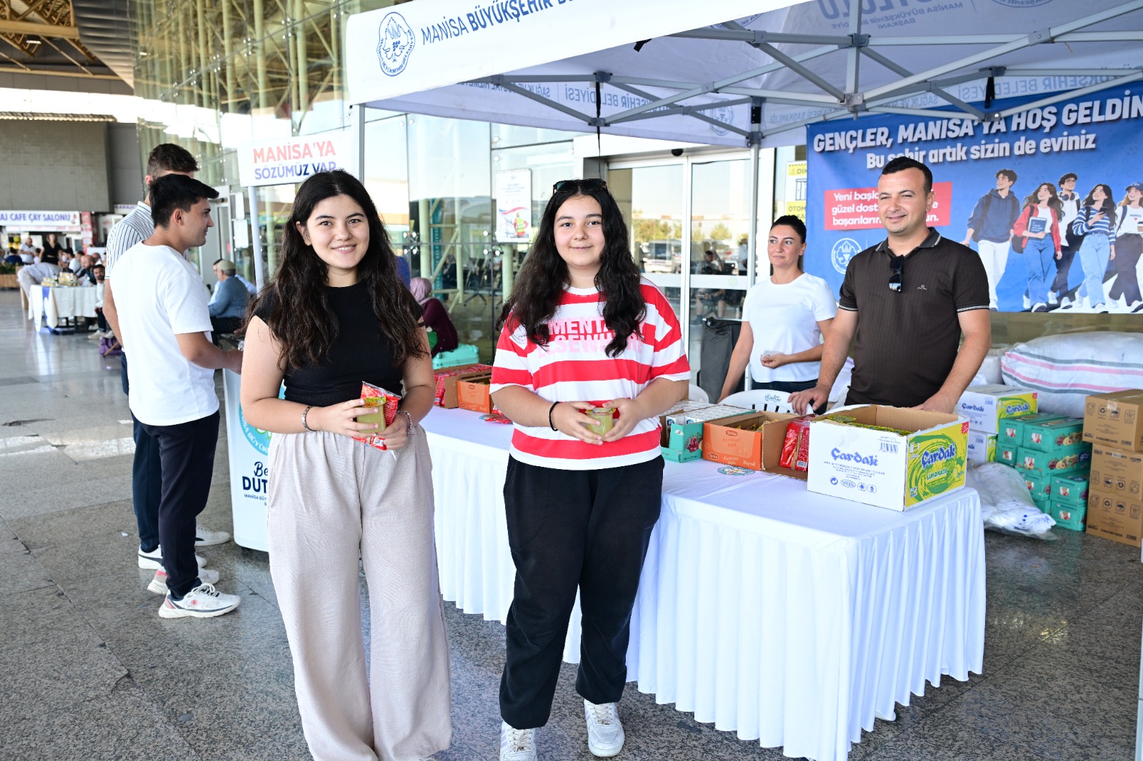 Manisa Büyükşehir Belediyesi üniversite öğrencilerini terminalde karşıladı