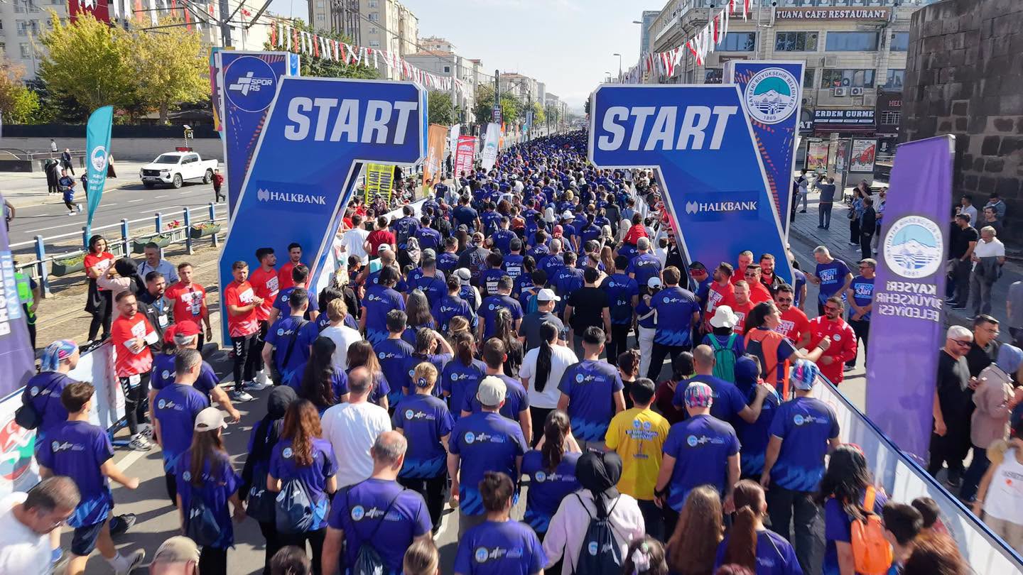 6. Uluslararası Kayseri Yarı Maratonu 10 bin sporseverin katılımıyla koşuldu