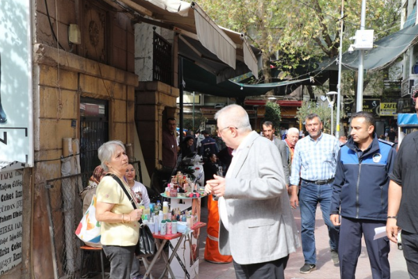 Başkan Ertaş, Çarşamba Pazarı’nda esnaf ve vatandaşlarla görüştü