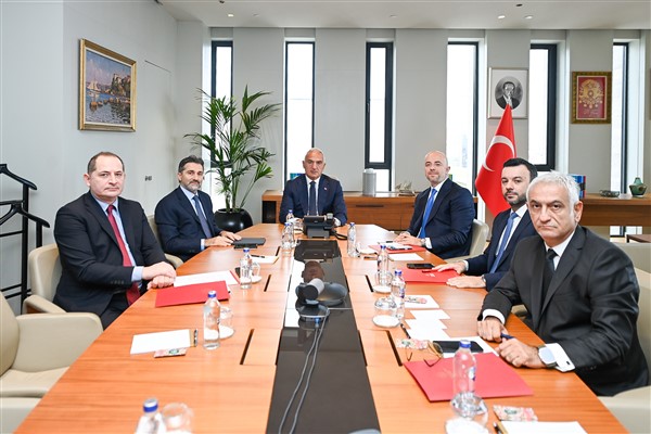 Bakan Ersoy ve THY yönetimi turizm gündemiyle bir araya geldi