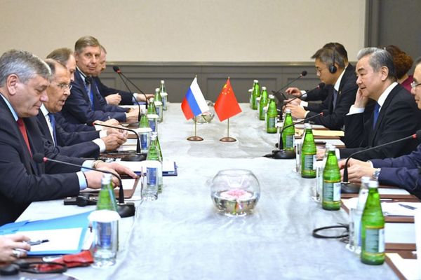 Wang Yi ve Lavrov Bakü’de bir araya geldi