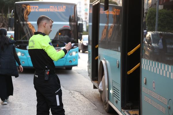 Antalya’da su sızdıran özel halk otobüsüne ceza uygulandı
