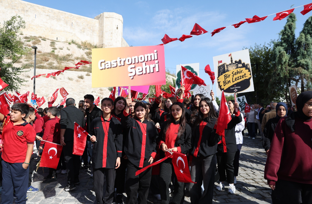 GastroAntep renkli kortejle başladı