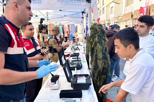 Sason Festivali’nde jandarmadan bilgilendirme ve teçhizat sergisi