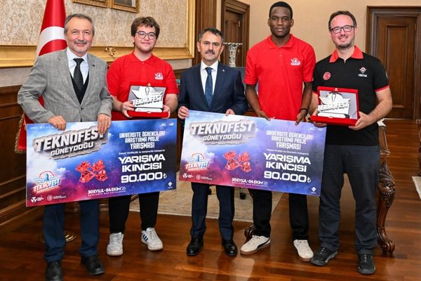 TEKNOFEST’te dereceye giren Kocaeli Üniversitesi takımları Vali Aktaş’ı ziyaret etti