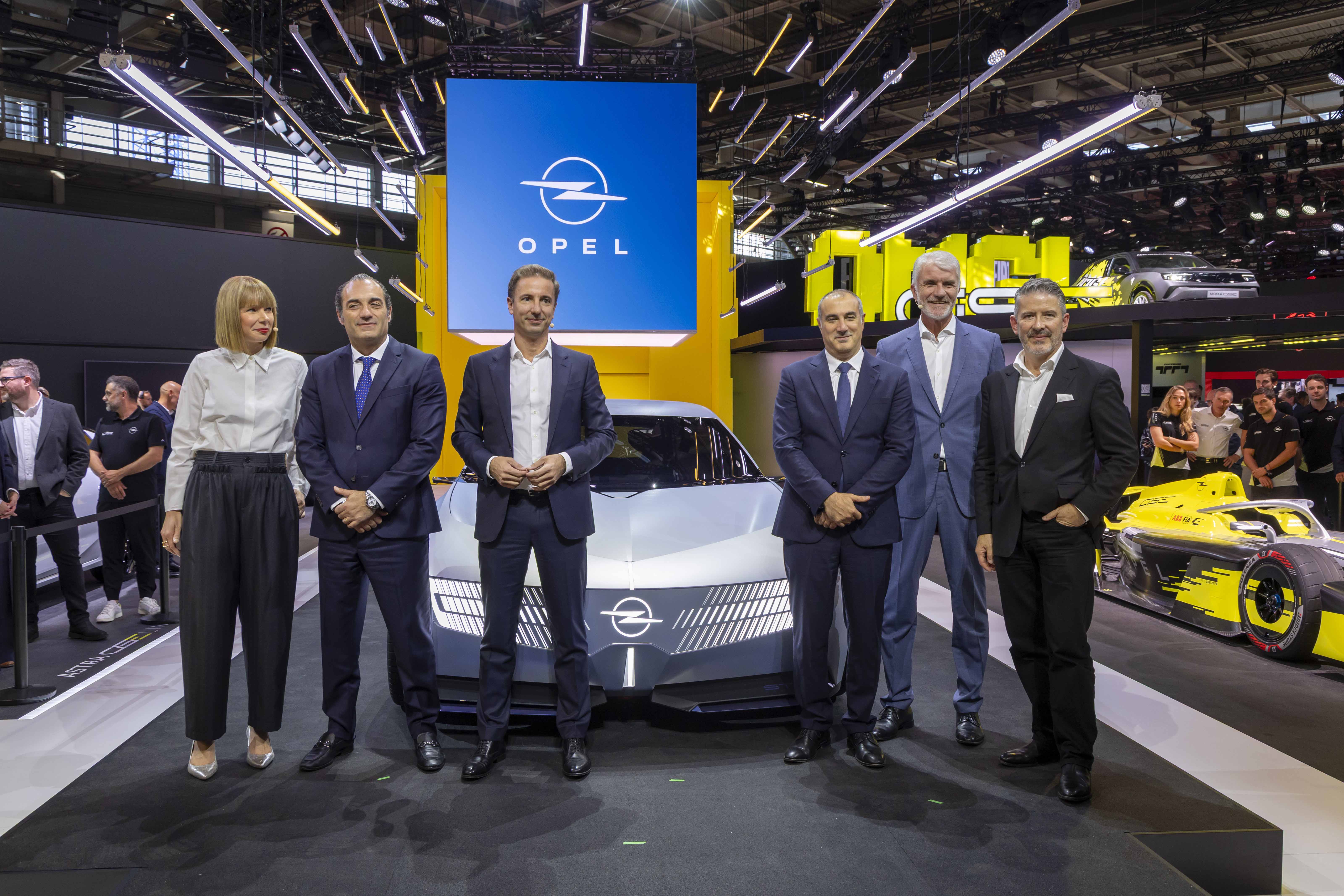 Opel’den Paris Otomobil Fuarı’nda çifte dünya prömiyeri