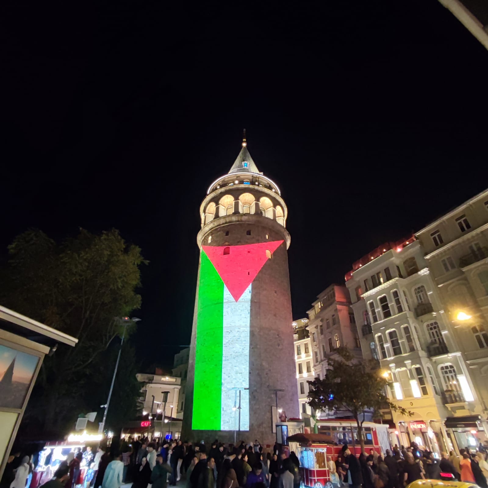 Galata Kulesi Filistin bayrağıyla aydınlatıldı